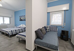 ميني بار ومكتب وستائر تعتيم ومكواة/لوح كي