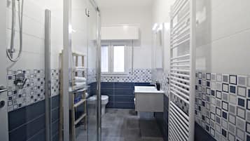 Comfort-Doppelzimmer, Gartenblick | Badezimmer | Dusche, kostenlose Toilettenartikel, Haartrockner, Bidet