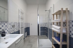Comfort Double Room, Garden View | Bathroom | Shower, free toiletries, hair dryer, bidet - R&B San Rafèl (Bologna)