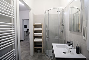Quadrupla Comfort, vista giardino | Bagno | Doccia, set di cortesia gratuito, asciugacapelli, bidet