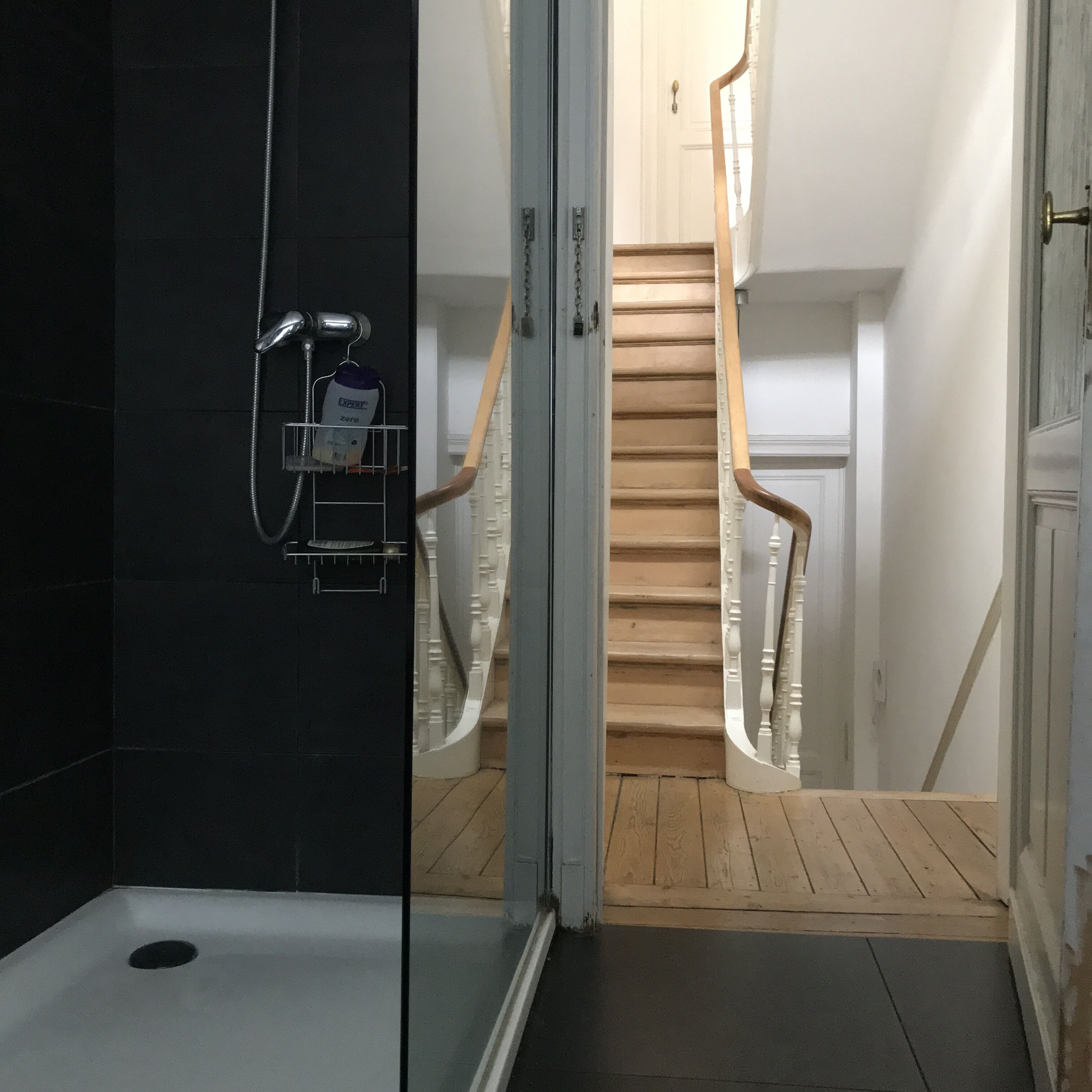 Baignoire et douche séparées, articles de toilette gratuits