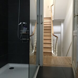 獨立浴缸和淋浴設備、免費盥洗用品、吹風機、浴袍