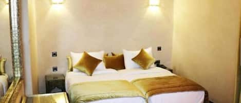 Twin Room | Desk, free WiFi, bed sheets