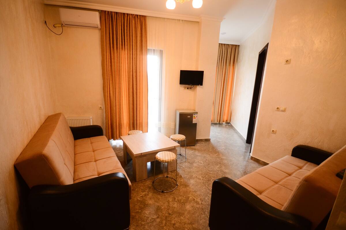 Suite, balcon (41) | Système d’insonorisation, accès au Wi-Fi (inclus), literie fournie