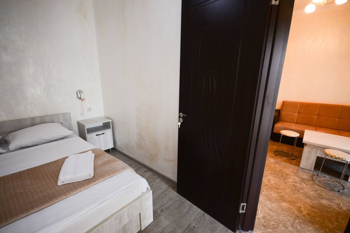 Suite, balcon (51) | Système d’insonorisation, accès au Wi-Fi (inclus), literie fournie