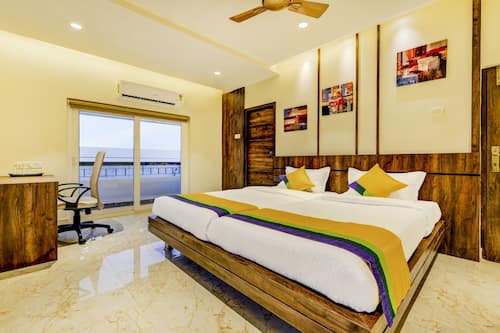 Deluxe Room | Individually decorated, desk, iron/ironing board, free WiFi