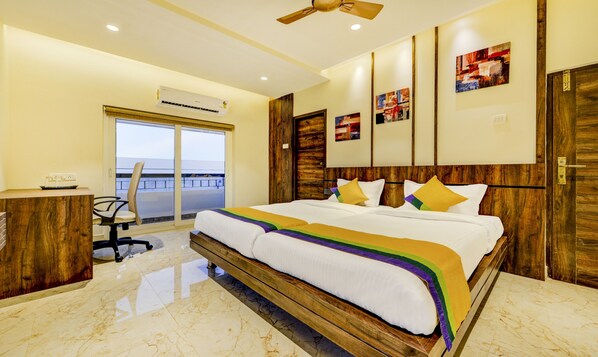 Chambre Deluxe | Décoration personnalisée, bureau, fer et planche à repasser