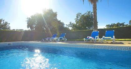 Quiet retreat with pool and BBQ