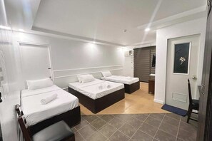 Desk, free WiFi, bed sheets - Tagaytay Haven Hotel managed by MA Group (Tagaytay)