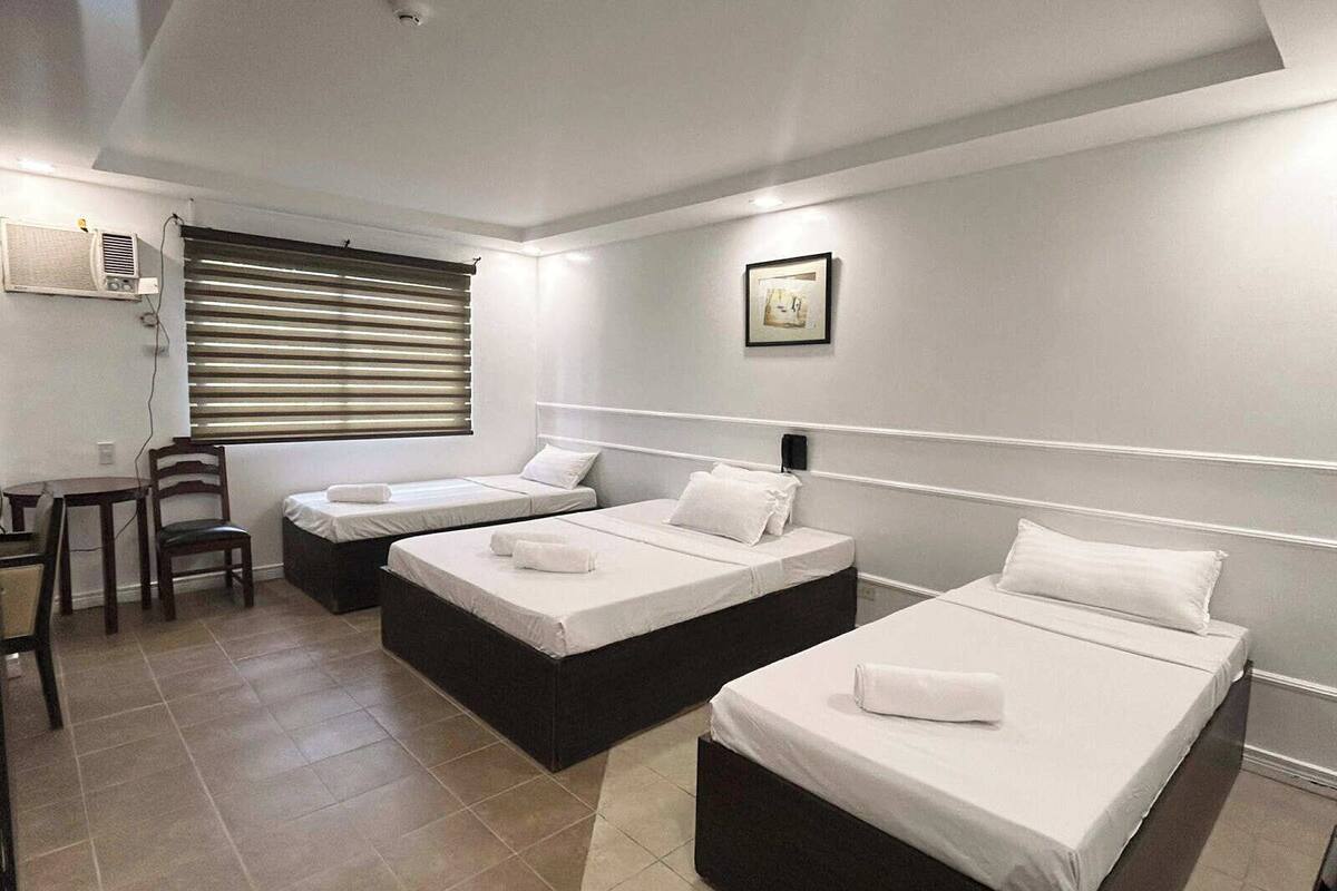 Habitación cuádruple superior | Escritorio, wifi gratis, ropa de cama