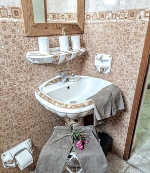 Douche, sèche-cheveux, serviettes fournies, savon