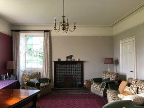 TV, fireplace, DVD player, books - Beautiful family house set in a spectacular garden (Huntly)