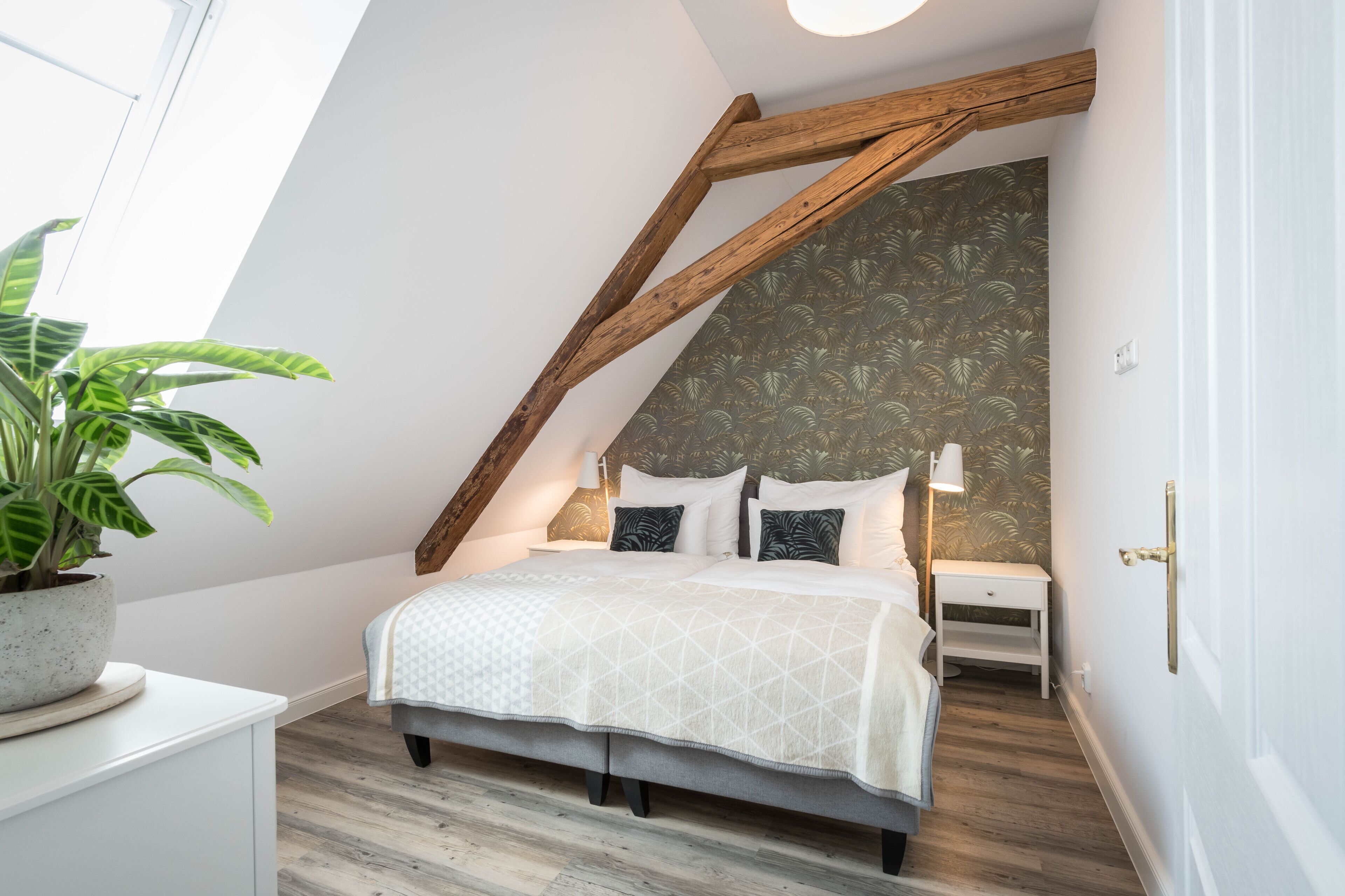 Premium bedding, in-room safe, individually decorated