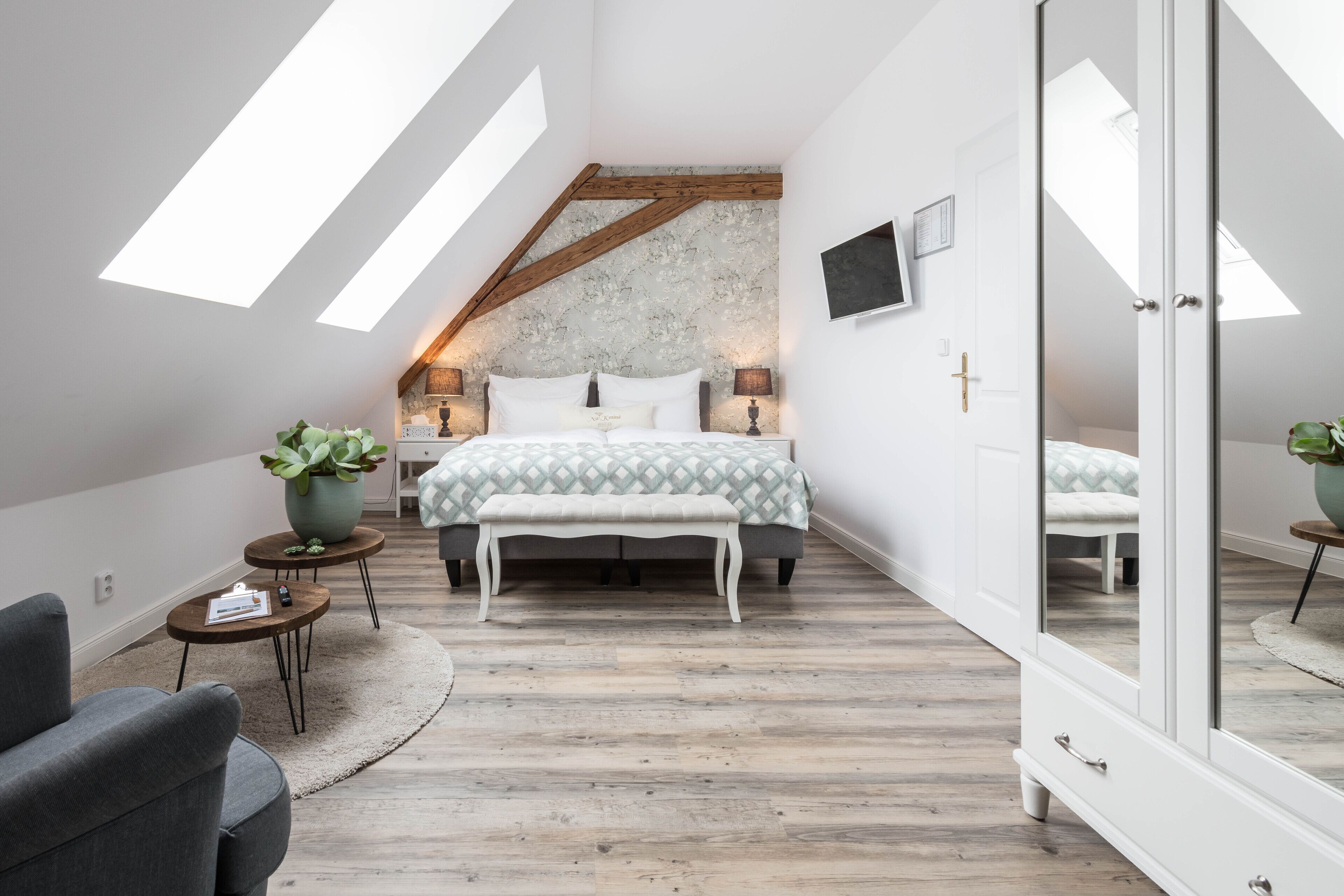 Premium bedding, in-room safe, individually decorated