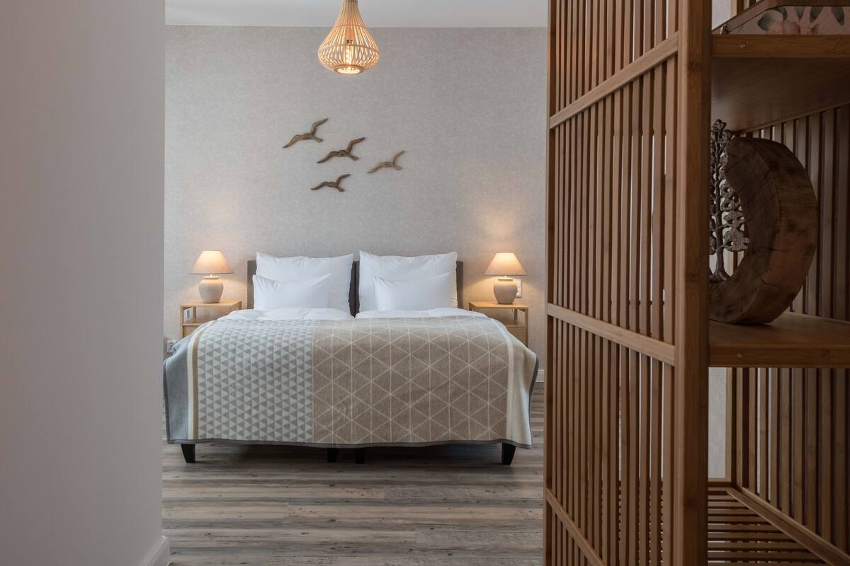 Premium bedding, in-room safe, individually decorated
