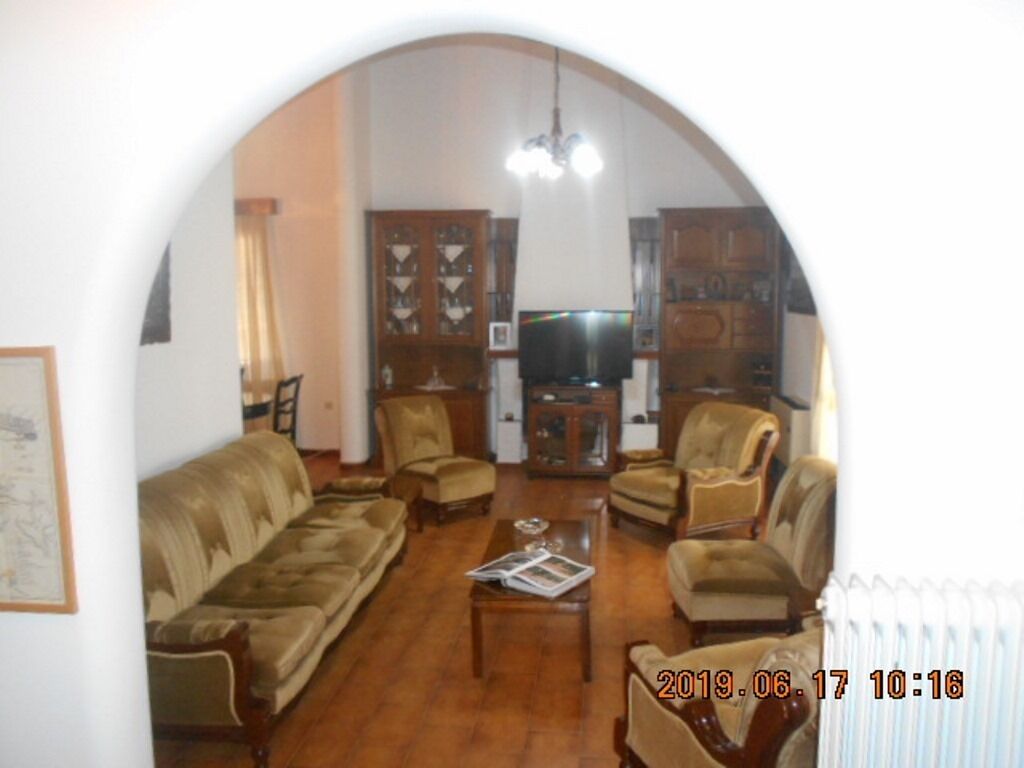 Δίπλα  στους  Κήπους  Αλιάρτου