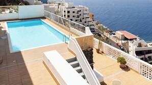 A rooftop pool with a clear view of the sea, surrounded by modern buildings. - Home2Book Breathtaking Atlantic Views Apartment (El Rosario)