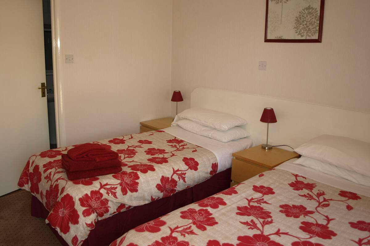 Twin Room (En-suite) | WiFi (free), bed sheets
