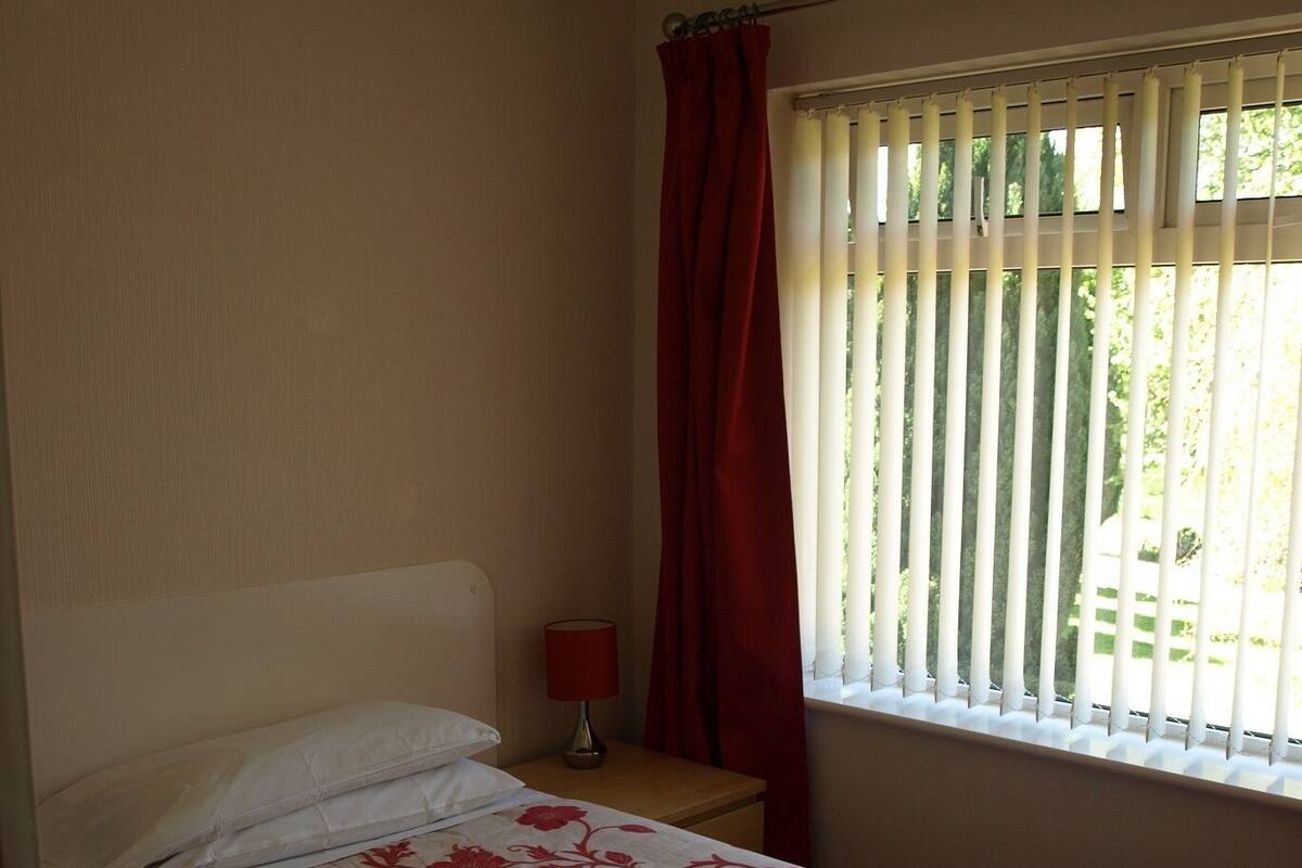 Single Room (En-suite) | WiFi (free), bed sheets