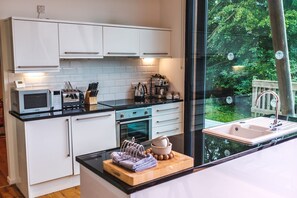 Fridge, oven, dishwasher - A yorkshire dale that sleeps 6 guests  in 3 bedrooms (Richmond)