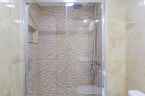 Dusche, Haartrockner, Handtücher, Seife