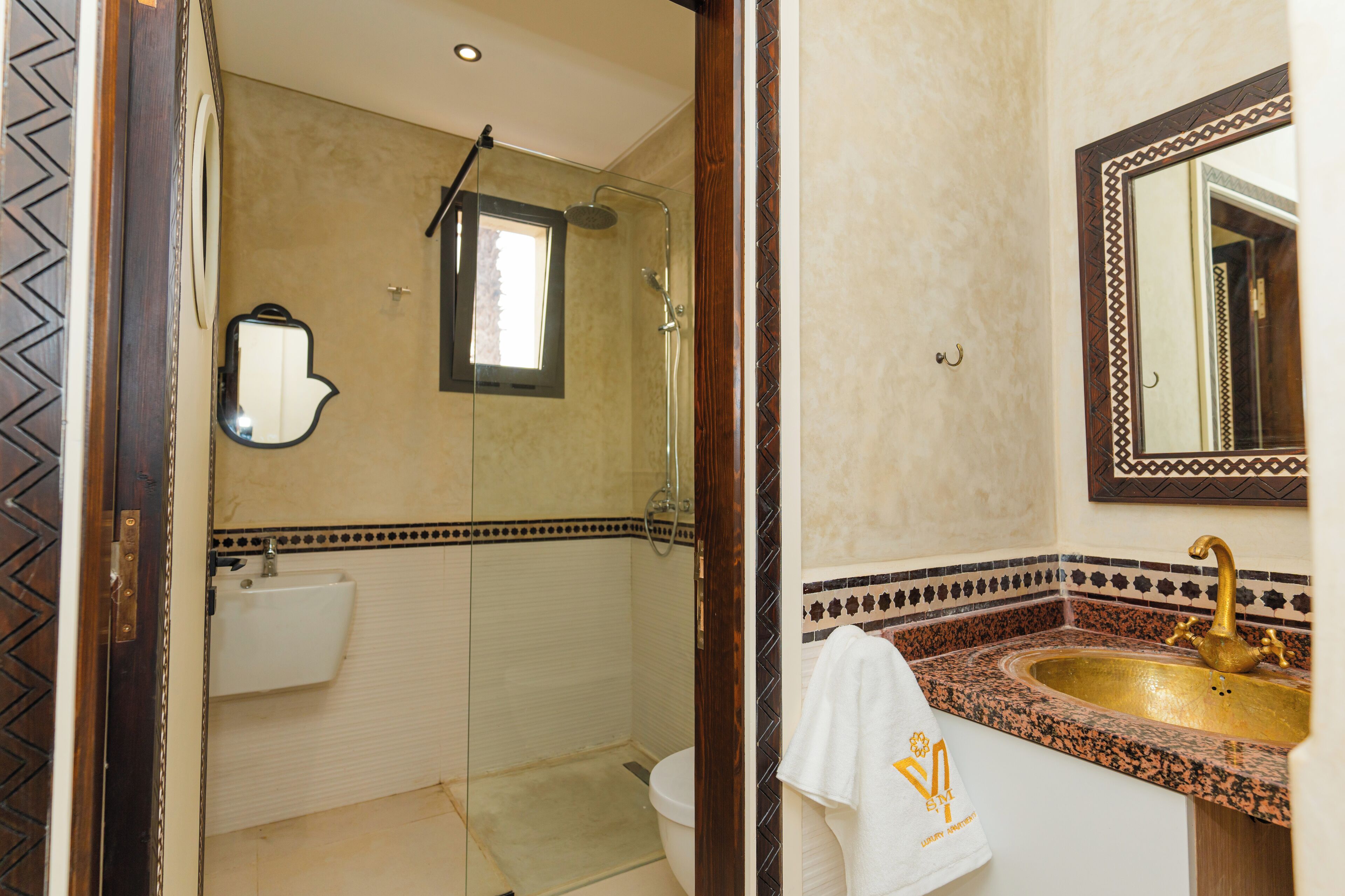 Un baño con ducha, lavamanos y espejo.