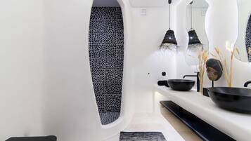 Appartement Deluxe, bain à remous, vue mer | Salle de bain | Articles de toilette gratuits, sèche-cheveux, serviettes fournies, savon