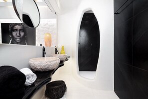 Deluxe Apartment, Hot Tub, City View (suite 3) | Bathroom