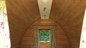Cabin | Màn/rèm cản sáng, bàn ủi/dụng cụ ủi quần áo 