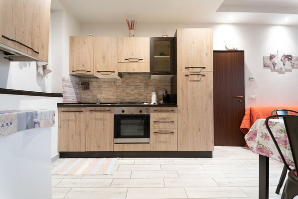 Kühlschrank, Ofen, Kochgeschirr/Geschirr/Besteck, Esstisch