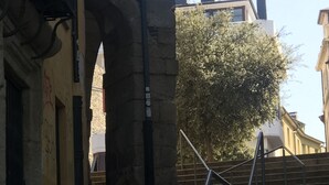 A set of stone steps with metal railings, leading up to a building entrance. - La Encina Azul Rooms (Ponferrada)
