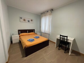 Kahden hengen economy-huone, 1 keskisuuri parisänky | Untuvapeitot, yksilöllisesti sisustettu, yksilöllisesti kalustettu