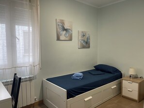 Edredón, decoración personalizada, muebles diferentes y escritorio 