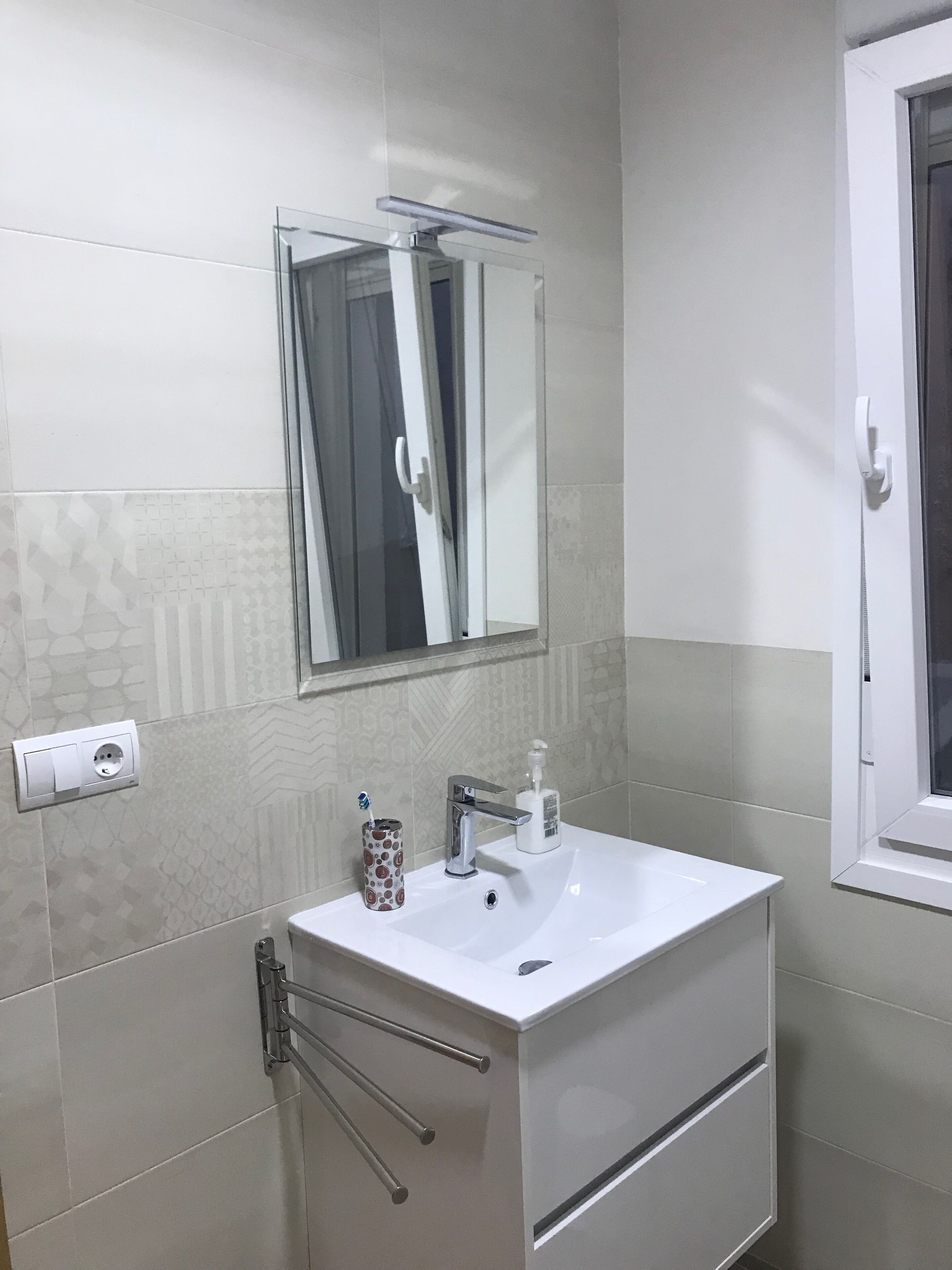 Badkamer met wastafel