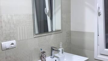 Badkamer met wastafel