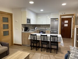 Frigorífico grande, microondas, horno y placa de cocina