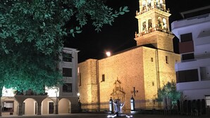 A historic building with a prominent tower, arched walkways, and a courtyard. - La Encina Azul Rooms (Ponferrada)