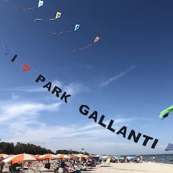 Playa privada, arena blanca, sillas reclinables de playa, sombrillas