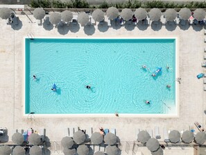 Piscina externa sazonal, guarda-sóis, espreguiçadeiras