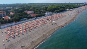 Private beach, white sand, sun-loungers, beach umbrellas - Park Gallanti Holiday Village (Comacchio)