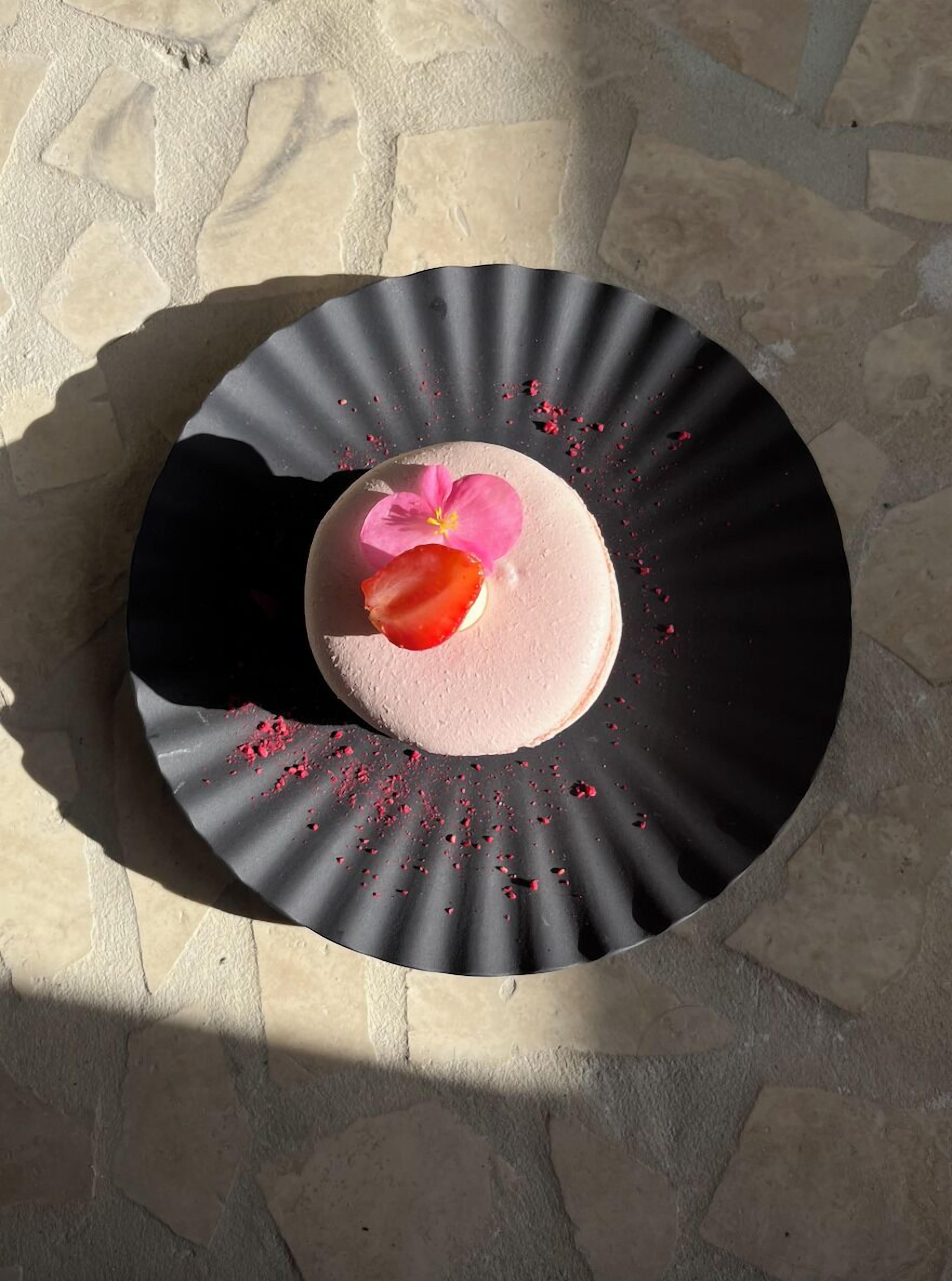 2 restaurants, lunch, dinner served; local cuisine