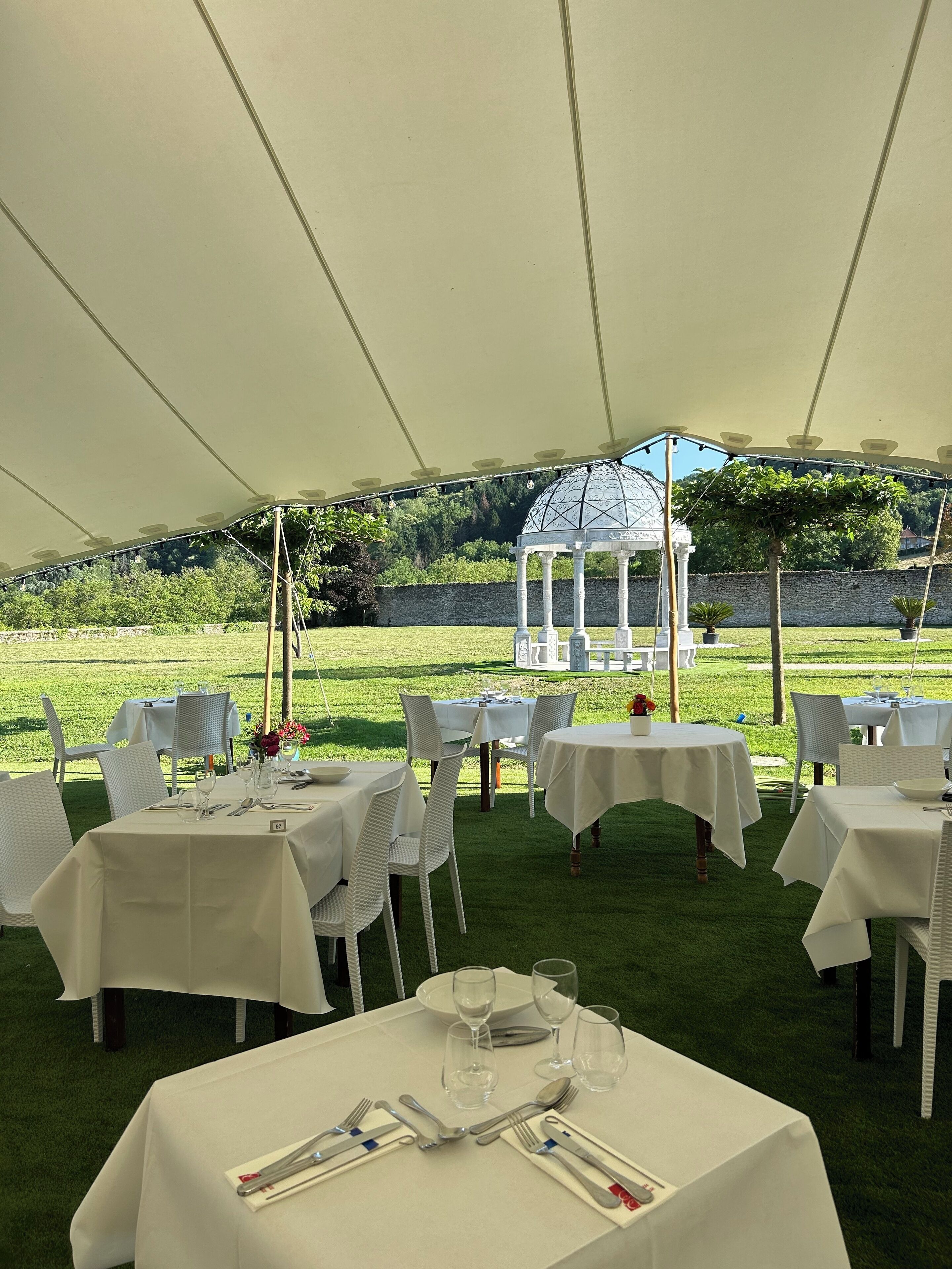 2 restaurants, lunch, dinner served; local cuisine