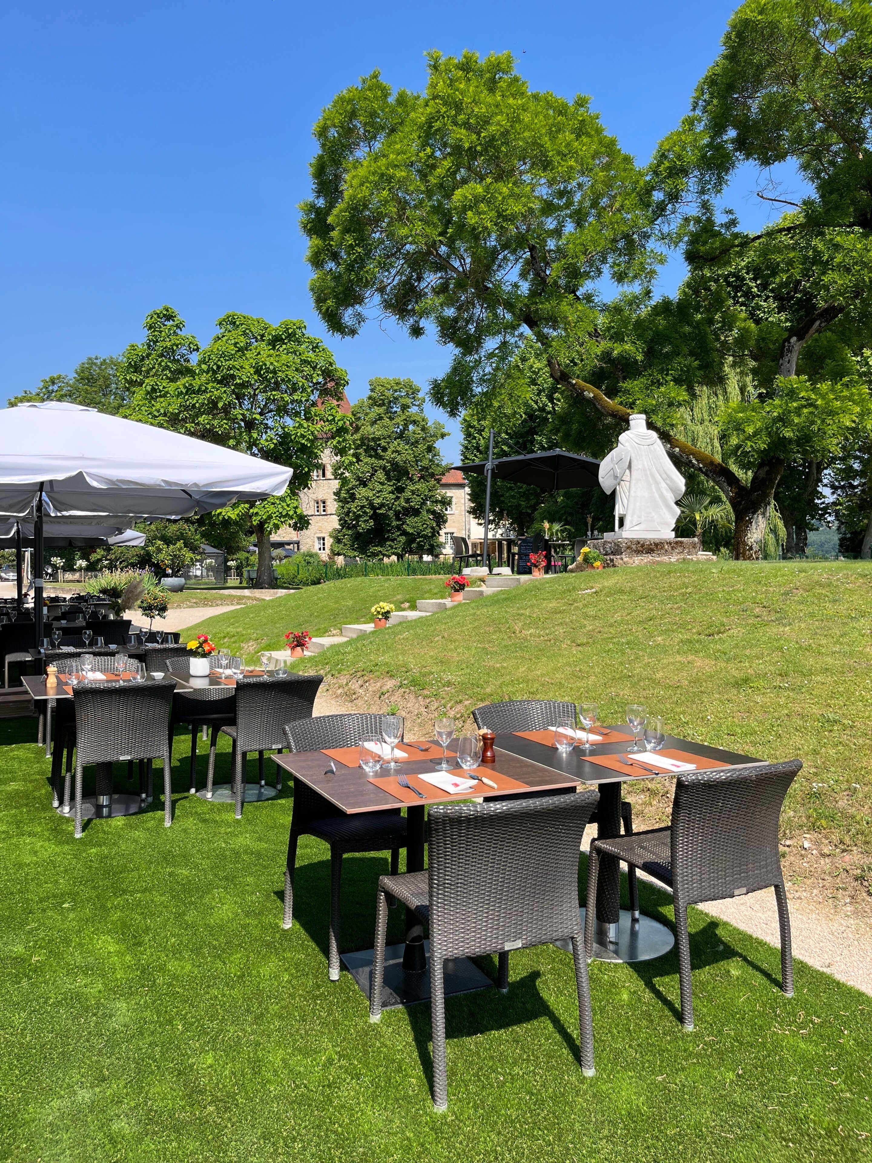 2 restaurants, lunch, dinner served; local cuisine