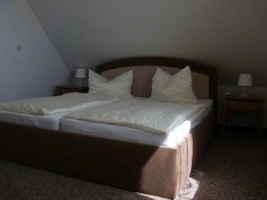 2 Schlafzimmer, Reisekinderbett, WLAN, Bettwäsche