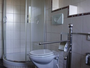 Suihku, hiustenkuivaaja, pyyhkeet