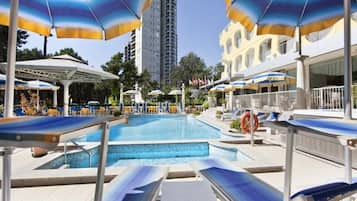 Piscine extérieure, parasols de plage, chaises longues