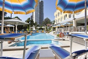 室外游泳池，池畔遮阳伞，日光浴躺椅