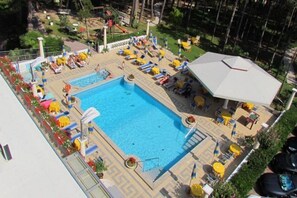 Outdoor pool, pool umbrellas, pool loungers - Hotel Colorado (Lignano Sabbiadoro)