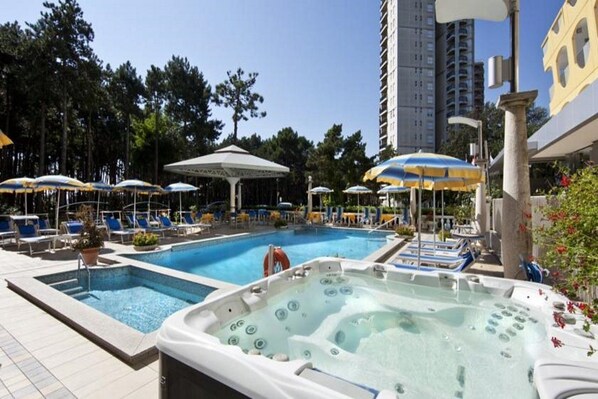 室外游泳池，池畔遮阳伞，日光浴躺椅