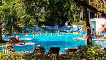 Piscine extérieure, chaises longues